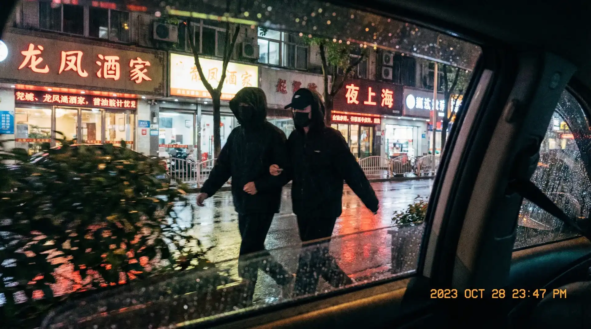 西湖国际平台 - 顶流明星深夜密会现场抓拍照片